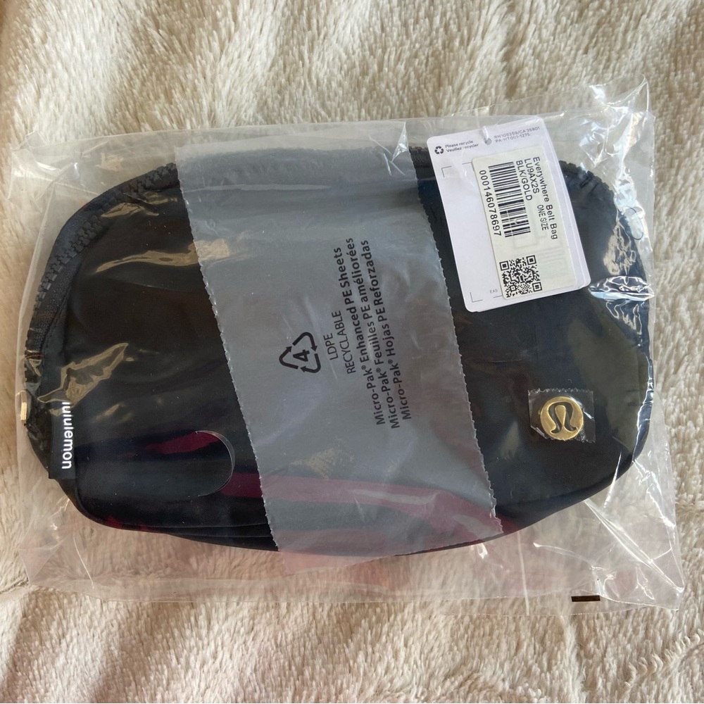 NWT Black/Gold Lululemon Everywhere Belt Bag - Picture 3 of 4